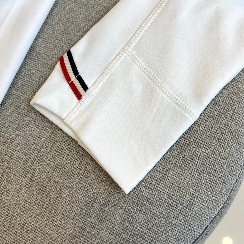 Mon蒙口、2025秋冬新品男士圆领长袖T恤，色调演绎极简美学。肩部与侧缝处的精致明线勾勒出立体轮廓，成