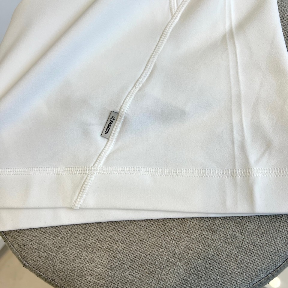 Mon蒙口、2025秋冬新品男士圆领长袖T恤，色调演绎极简美学。肩部与侧缝处的精致明线勾勒出立体轮廓，成