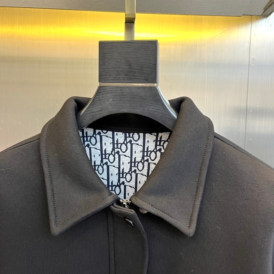 Dio迪奥、2025秋冬新品时尚套装，本套装包含一件翻领夹克与同色系休闲长裤。夹克采用经典翻领与利落剪裁