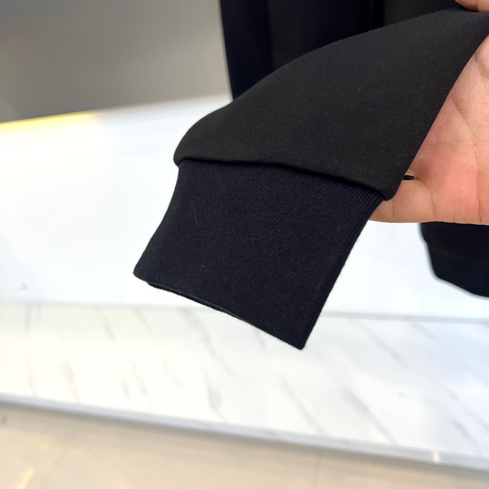 Dio迪奥、2025秋冬新品时尚套装，本套装包含一件翻领夹克与同色系休闲长裤。夹克采用经典翻领与利落剪裁