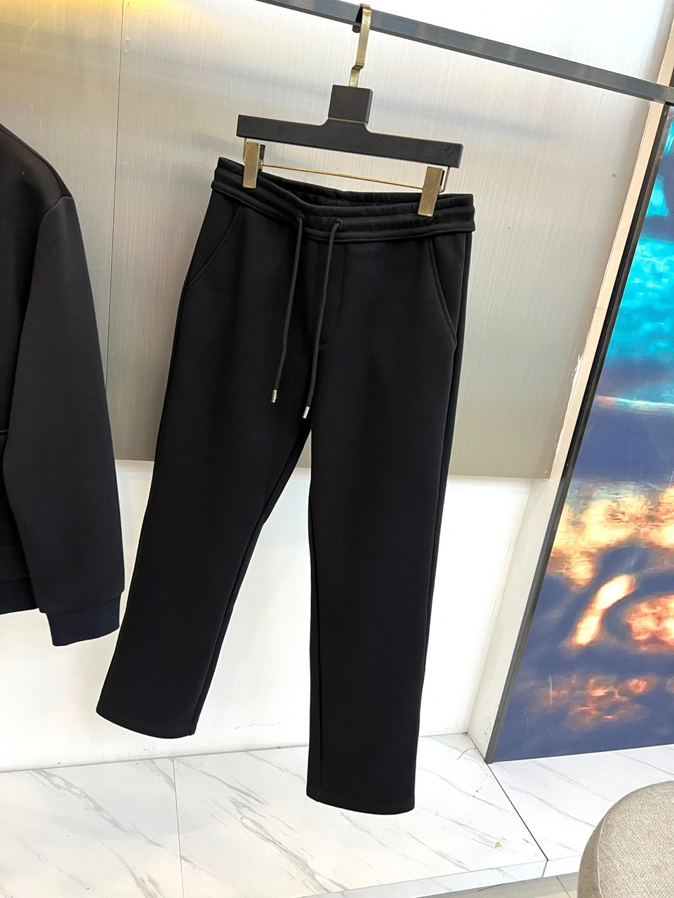 Dio迪奥、2025秋冬新品时尚套装，本套装包含一件翻领夹克与同色系休闲长裤。夹克采用经典翻领与利落剪裁