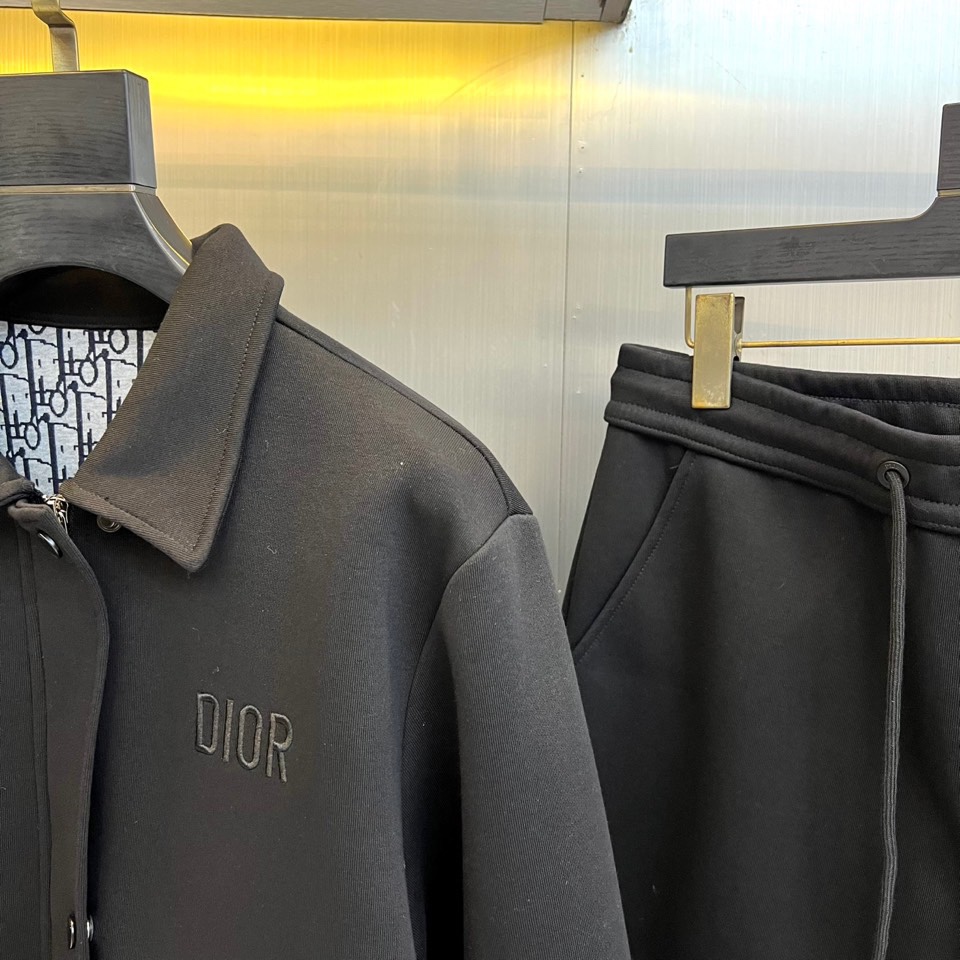 Dio迪奥、2025秋冬新品时尚套装，本套装包含一件翻领夹克与同色系休闲长裤。夹克采用经典翻领与利落剪裁