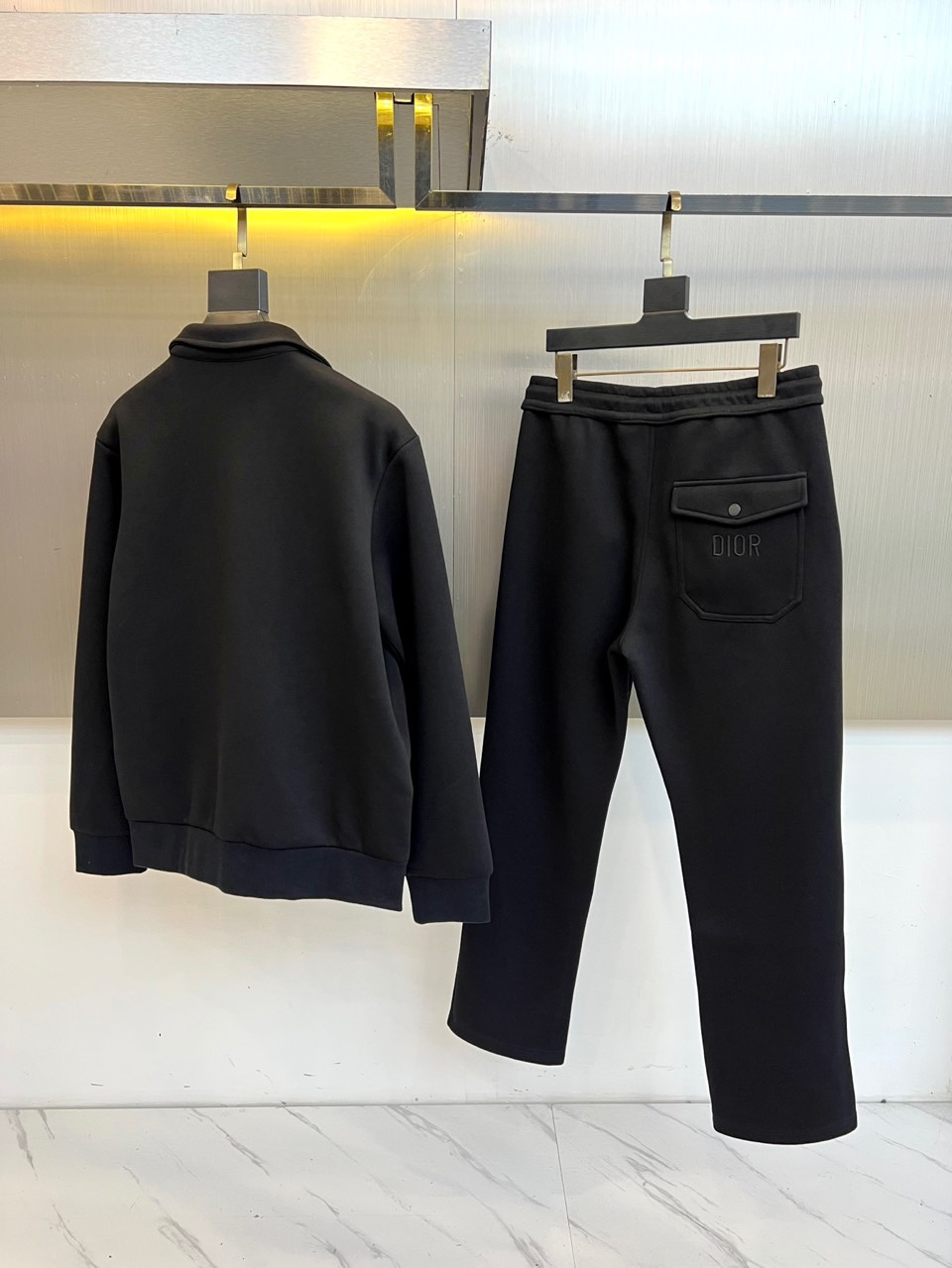 Dio迪奥、2025秋冬新品时尚套装，本套装包含一件翻领夹克与同色系休闲长裤。夹克采用经典翻领与利落剪裁
