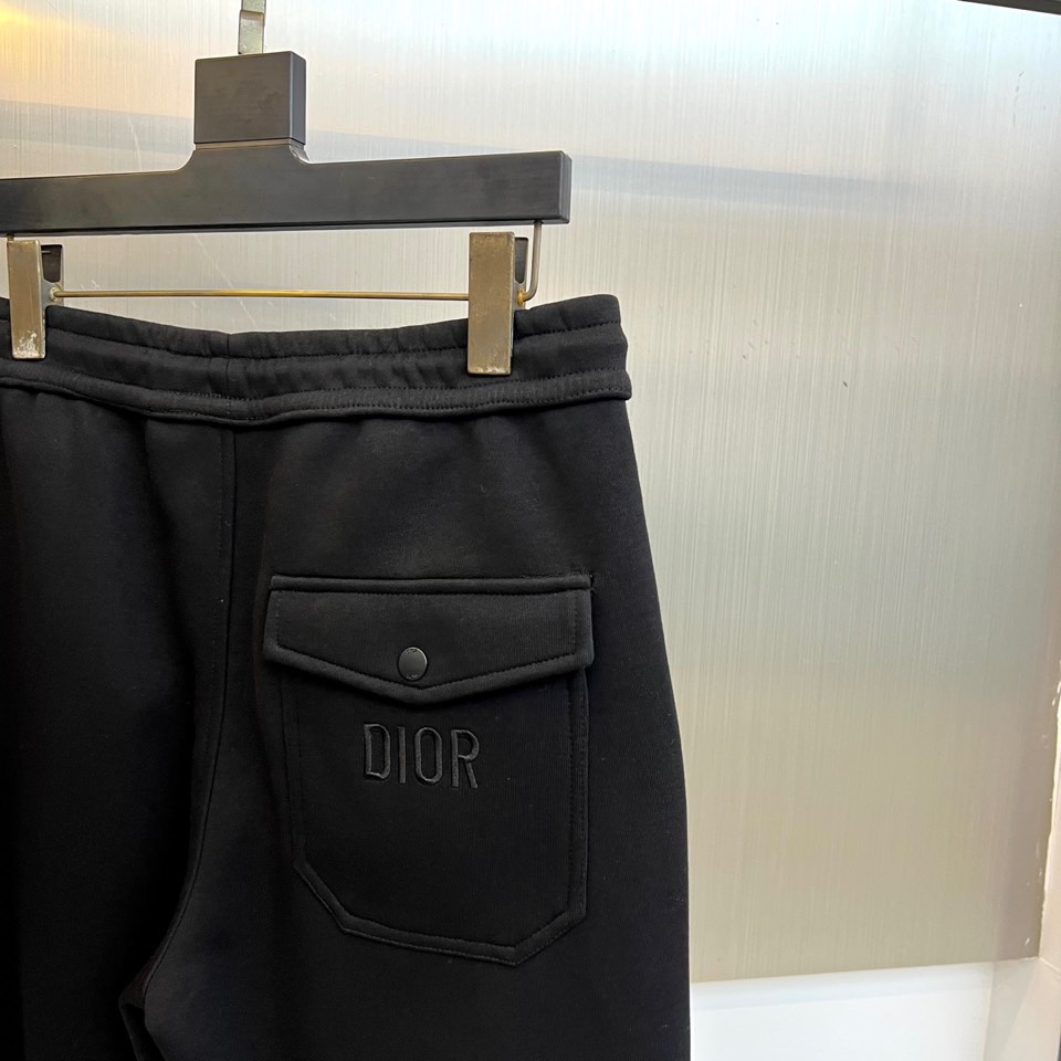 Dio迪奥、2025秋冬新品时尚套装，本套装包含一件翻领夹克与同色系休闲长裤。夹克采用经典翻领与利落剪裁