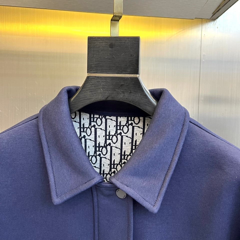 Dio迪奥、2025秋冬新品时尚套装，本套装包含一件翻领夹克与同色系休闲长裤。夹克采用经典翻领与利落剪裁