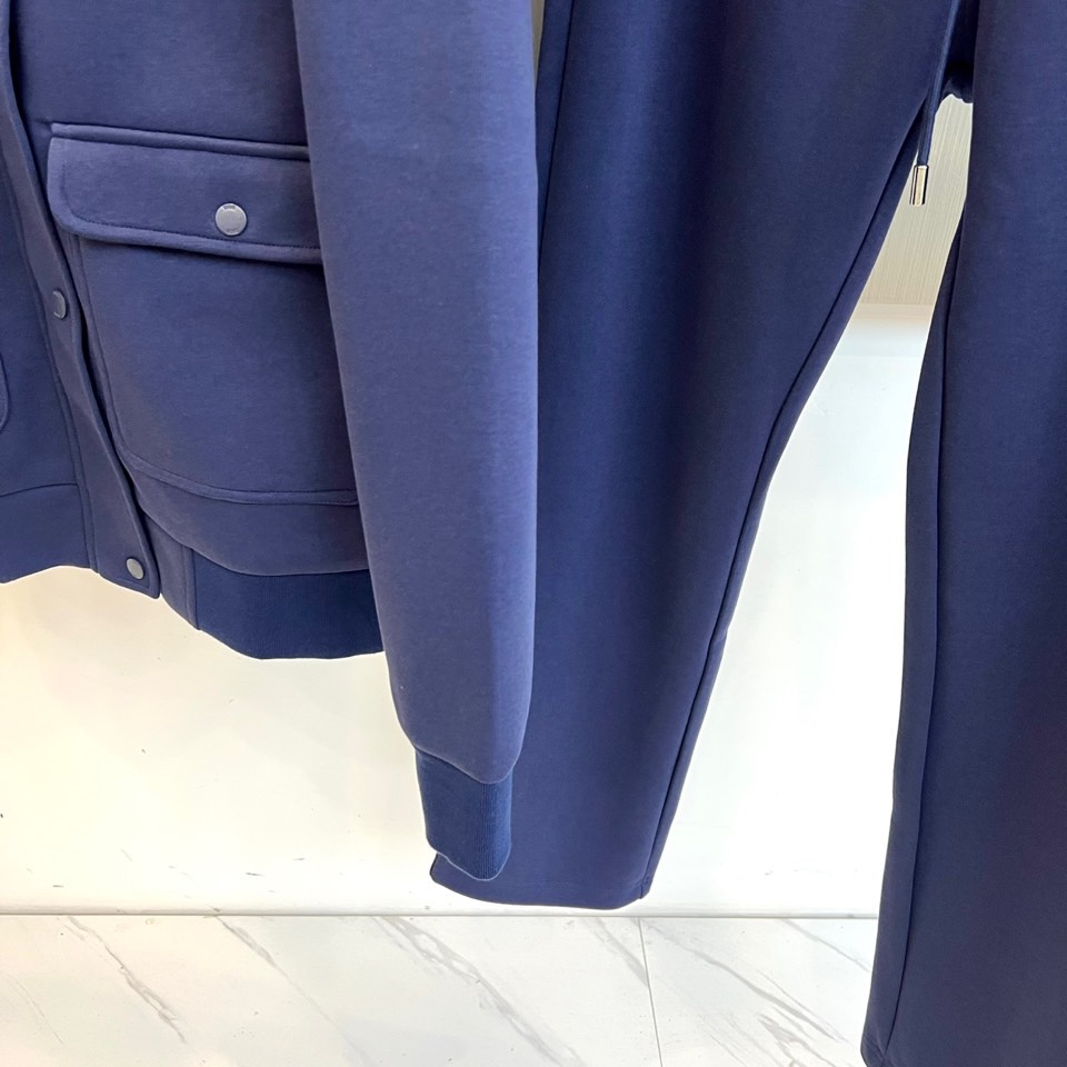 Dio迪奥、2025秋冬新品时尚套装，本套装包含一件翻领夹克与同色系休闲长裤。夹克采用经典翻领与利落剪裁