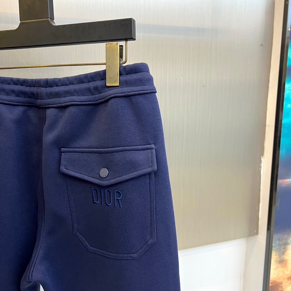 Dio迪奥、2025秋冬新品时尚套装，本套装包含一件翻领夹克与同色系休闲长裤。夹克采用经典翻领与利落剪裁