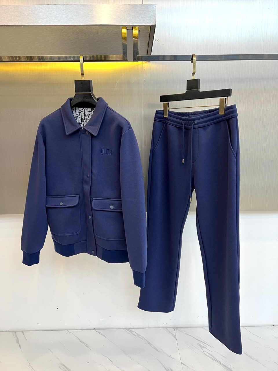 Dio迪奥、2025秋冬新品时尚套装，本套装包含一件翻领夹克与同色系休闲长裤。夹克采用经典翻领与利落剪裁