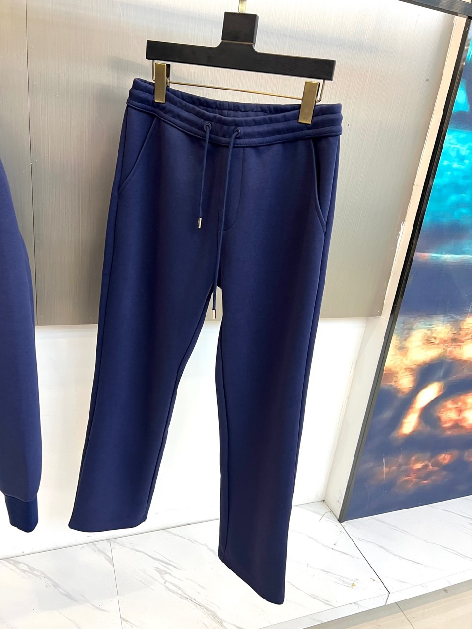 Dio迪奥、2025秋冬新品时尚套装，本套装包含一件翻领夹克与同色系休闲长裤。夹克采用经典翻领与利落剪裁