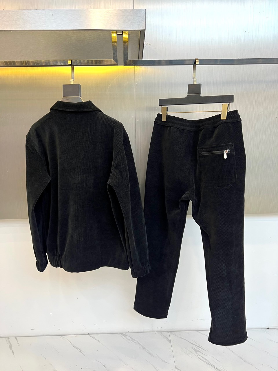 Brunello Cucinelli-BC，2025秋冬新品套装，以灯芯绒演绎当代工装风尚。本套装包含一