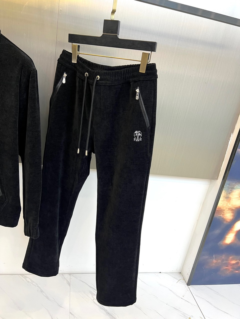 Brunello Cucinelli-BC，2025秋冬新品套装，以灯芯绒演绎当代工装风尚。本套装包含一