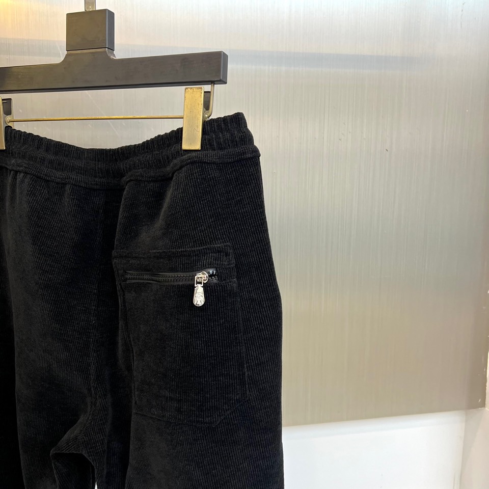 Brunello Cucinelli-BC，2025秋冬新品套装，以灯芯绒演绎当代工装风尚。本套装包含一