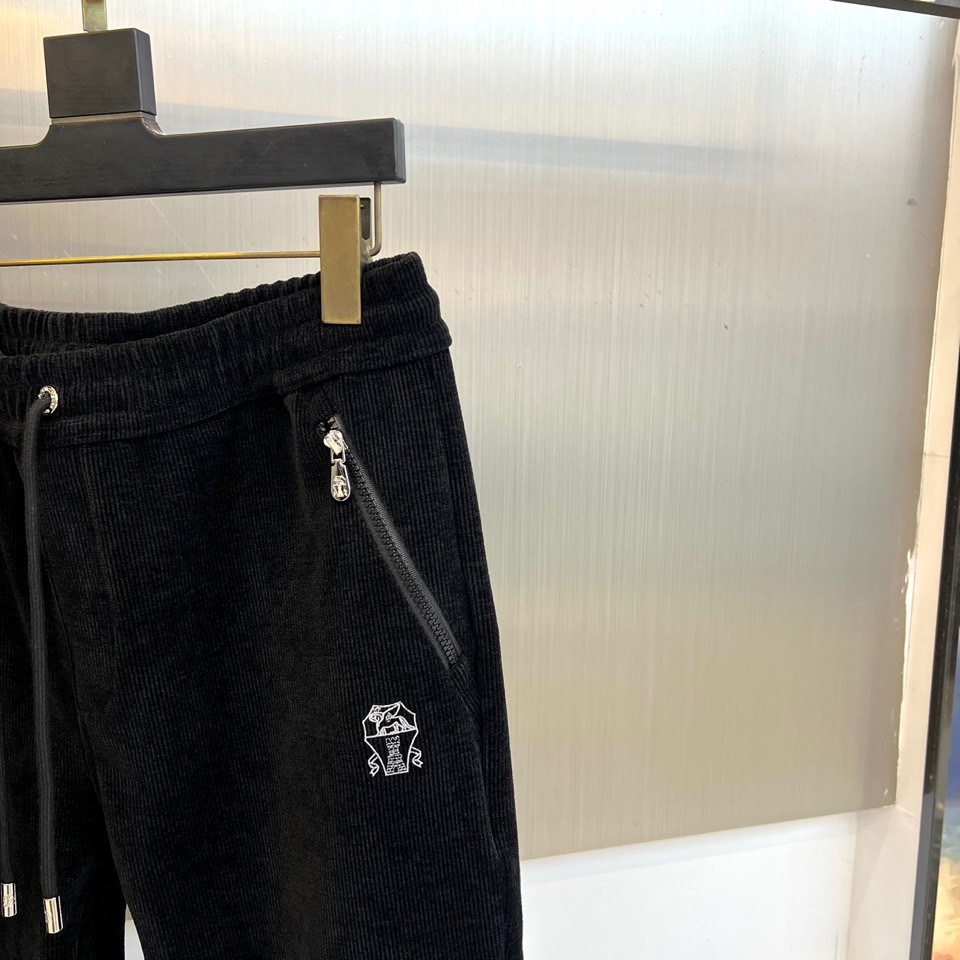 Brunello Cucinelli-BC，2025秋冬新品套装，以灯芯绒演绎当代工装风尚。本套装包含一