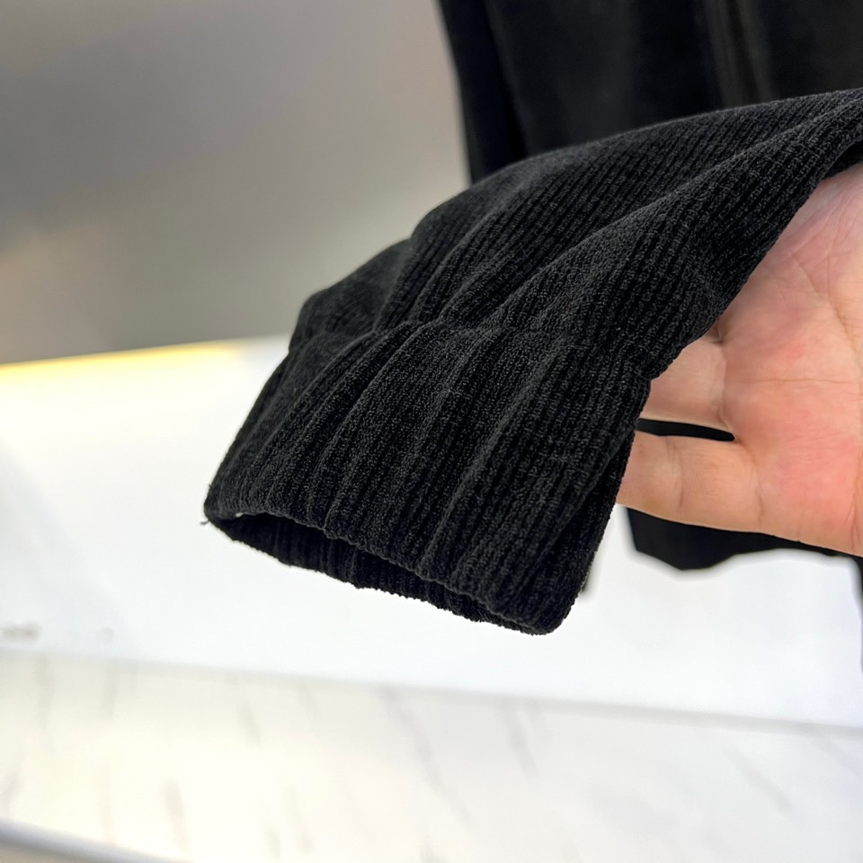 Brunello Cucinelli-BC，2025秋冬新品套装，以灯芯绒演绎当代工装风尚。本套装包含一