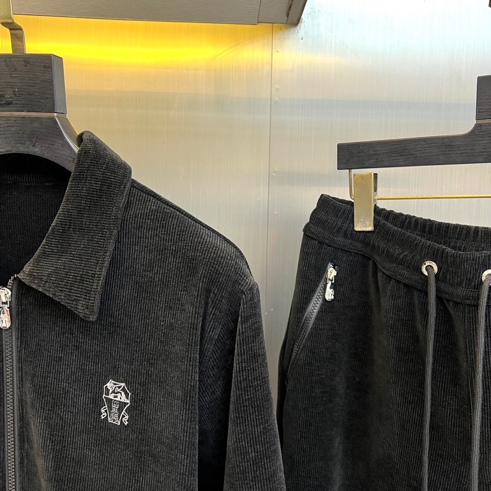 Brunello Cucinelli-BC，2025秋冬新品套装，以灯芯绒演绎当代工装风尚。本套装包含一