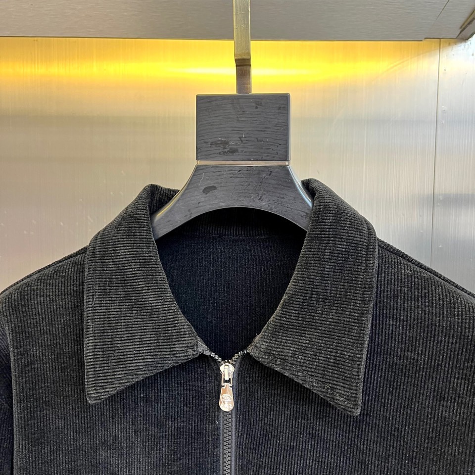 Brunello Cucinelli-BC，2025秋冬新品套装，以灯芯绒演绎当代工装风尚。本套装包含一