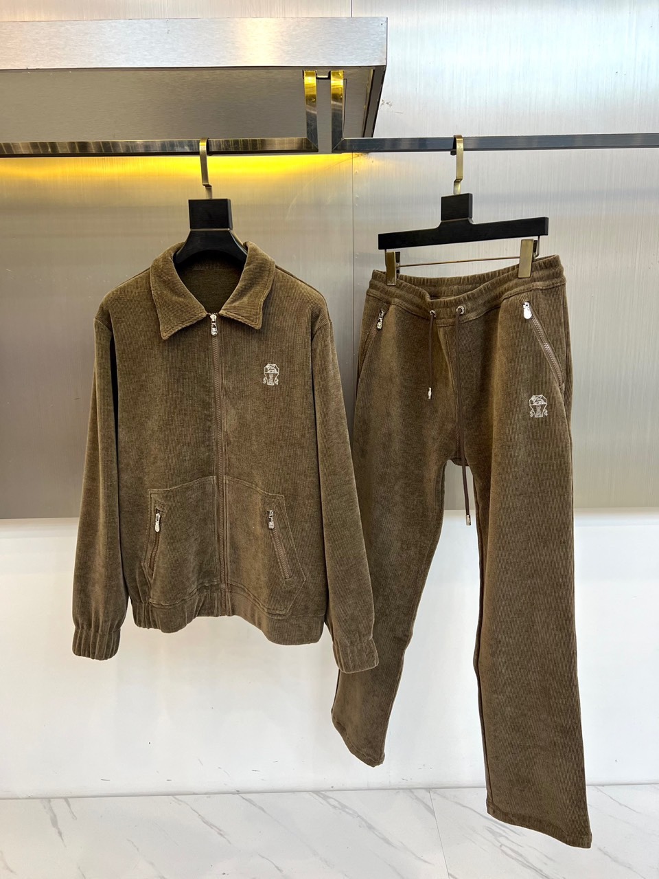 Brunello Cucinelli-BC，2025秋冬新品套装，以灯芯绒演绎当代工装风尚。本套装包含一