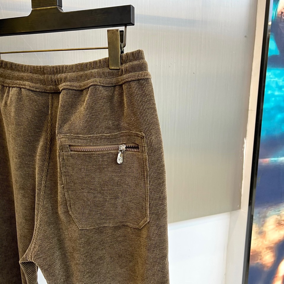 Brunello Cucinelli-BC，2025秋冬新品套装，以灯芯绒演绎当代工装风尚。本套装包含一