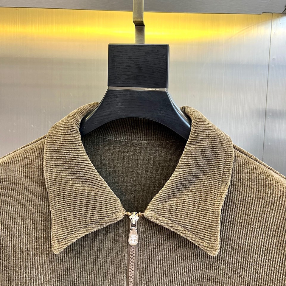 Brunello Cucinelli-BC，2025秋冬新品套装，以灯芯绒演绎当代工装风尚。本套装包含一