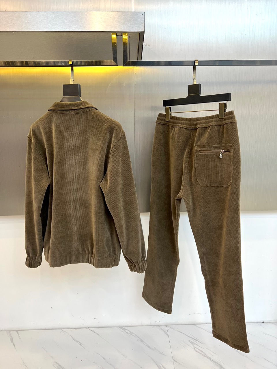 Brunello Cucinelli-BC，2025秋冬新品套装，以灯芯绒演绎当代工装风尚。本套装包含一