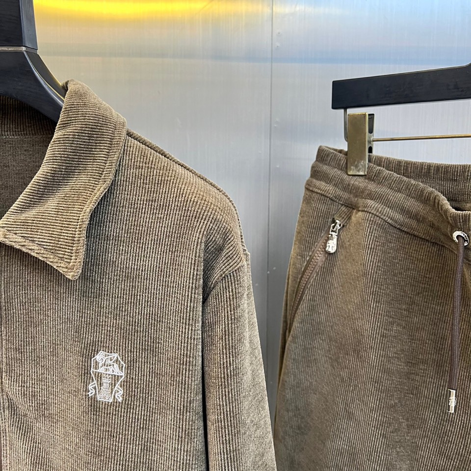 Brunello Cucinelli-BC，2025秋冬新品套装，以灯芯绒演绎当代工装风尚。本套装包含一