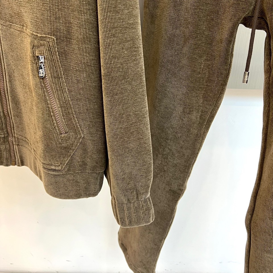 Brunello Cucinelli-BC，2025秋冬新品套装，以灯芯绒演绎当代工装风尚。本套装包含一