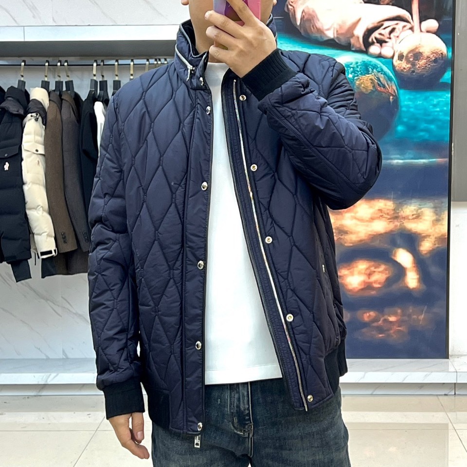 Bur巴宝莉、2025秋冬新品棉服，将经典格纹与都市机能精妙融合。此款采用深邃的藏蓝色调，通身以精细的菱