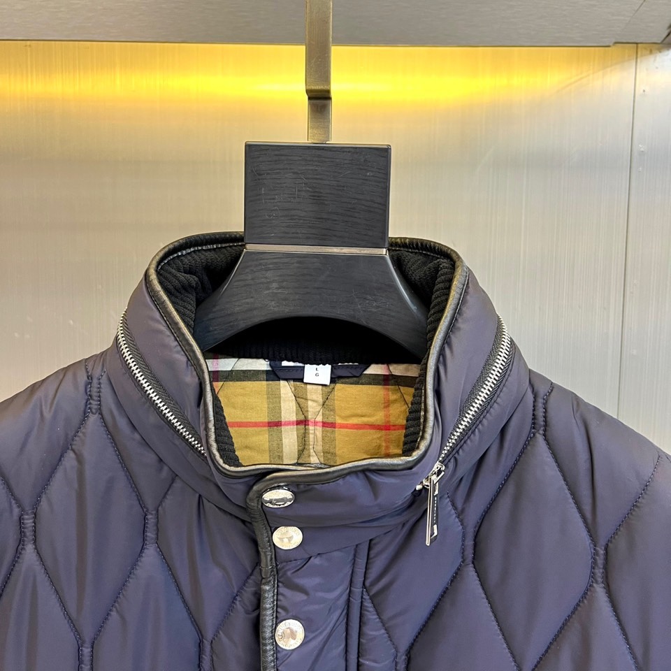 Bur巴宝莉、2025秋冬新品棉服，将经典格纹与都市机能精妙融合。此款采用深邃的藏蓝色调，通身以精细的菱