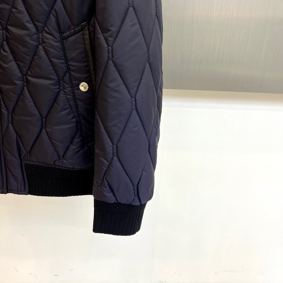 Bur巴宝莉、2025秋冬新品棉服，将经典格纹与都市机能精妙融合。此款采用深邃的藏蓝色调，通身以精细的菱