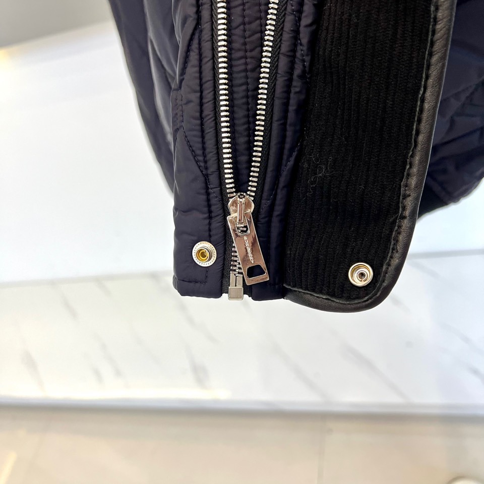 Bur巴宝莉、2025秋冬新品棉服，将经典格纹与都市机能精妙融合。此款采用深邃的藏蓝色调，通身以精细的菱