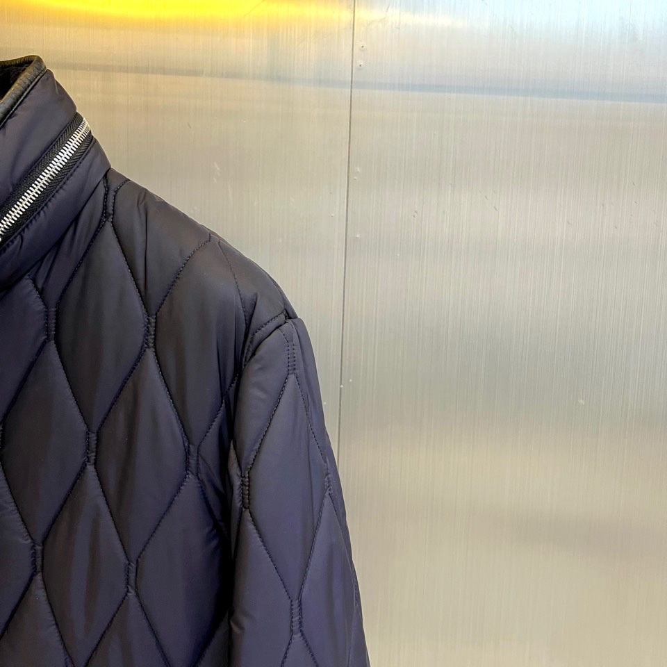 Bur巴宝莉、2025秋冬新品棉服，将经典格纹与都市机能精妙融合。此款采用深邃的藏蓝色调，通身以精细的菱