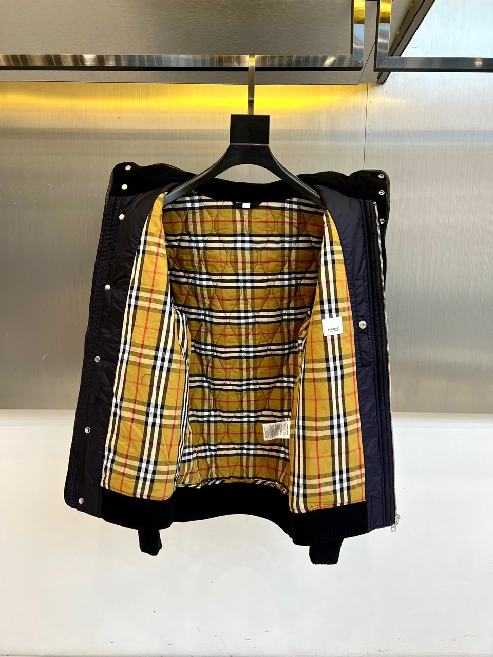 Bur巴宝莉、2025秋冬新品棉服，将经典格纹与都市机能精妙融合。此款采用深邃的藏蓝色调，通身以精细的菱