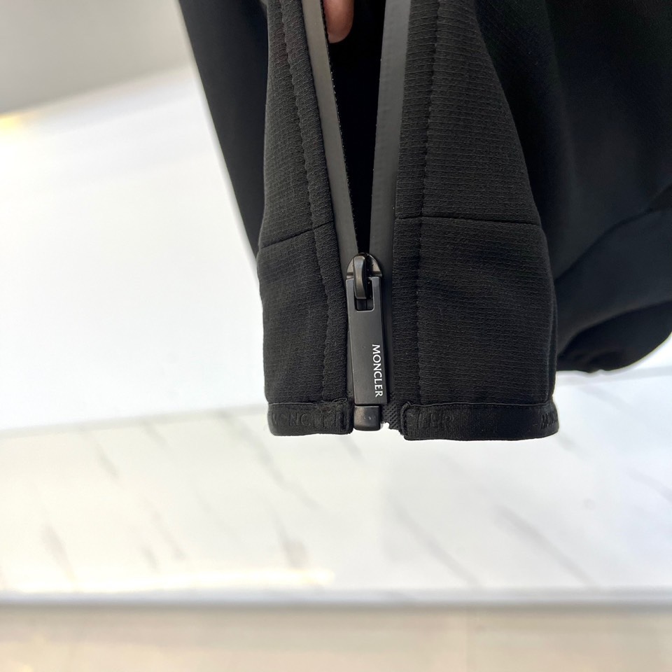 Mon蒙口、2025秋冬新品男士夹克，以简约轮廓重塑日常优雅。本品采用经典黑色面料，立领设计赋予颈部利落