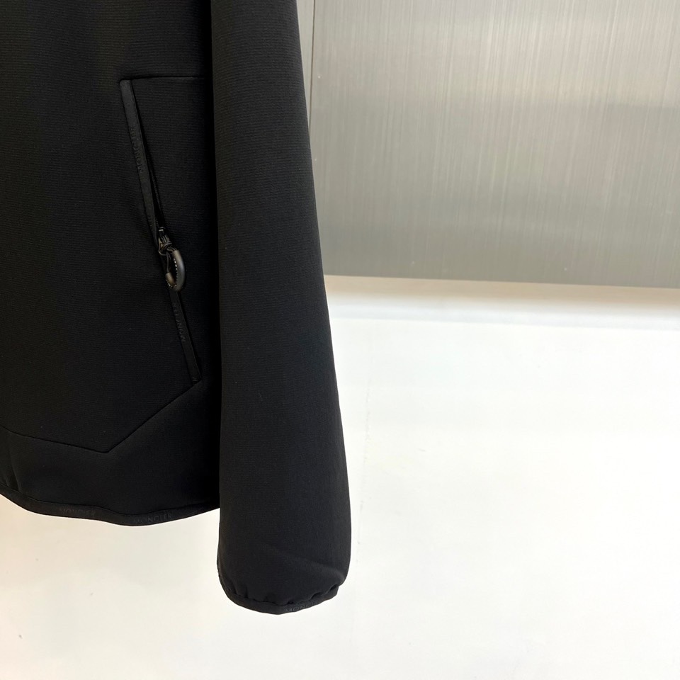 Mon蒙口、2025秋冬新品男士夹克，以简约轮廓重塑日常优雅。本品采用经典黑色面料，立领设计赋予颈部利落