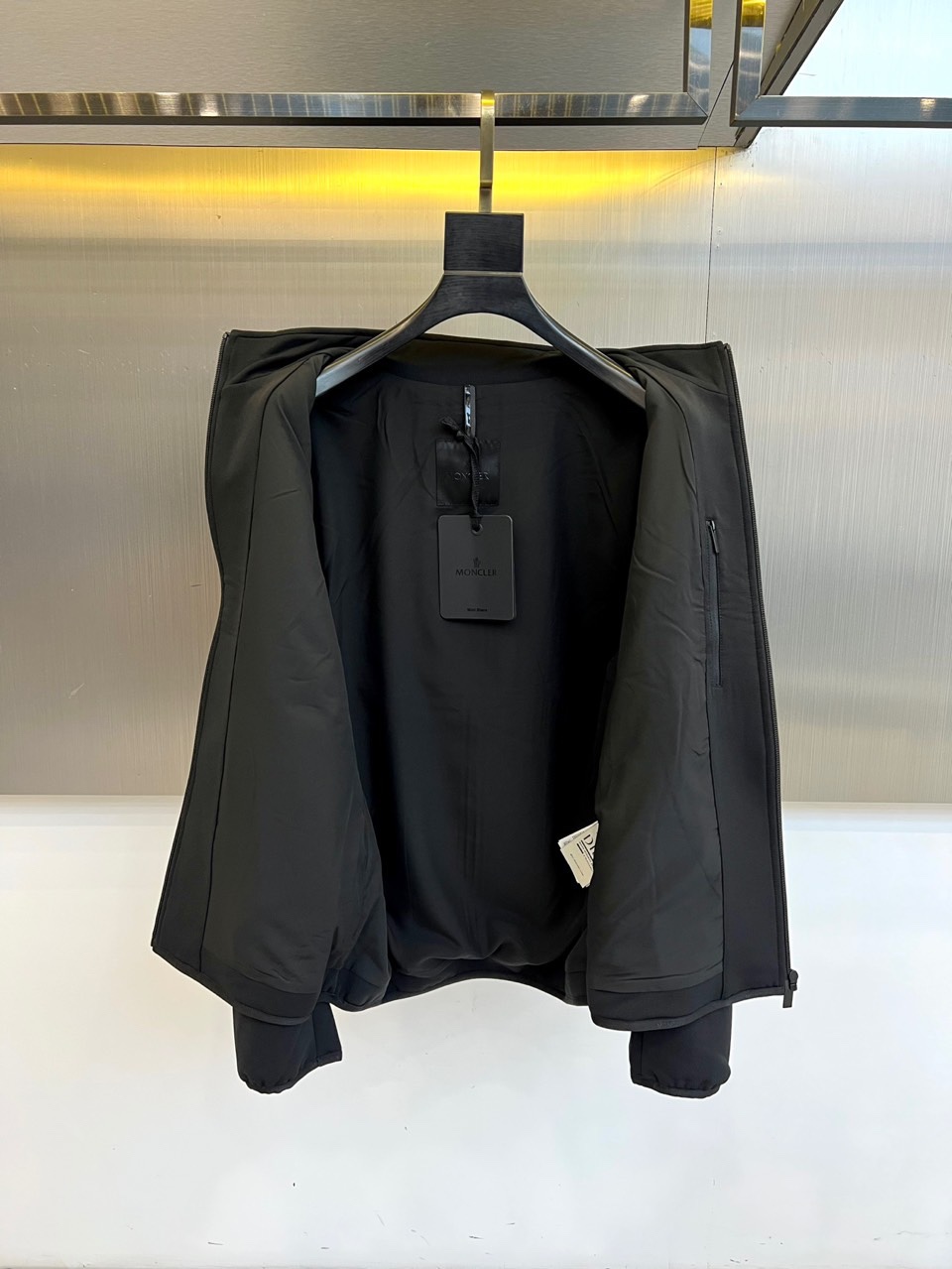 Mon蒙口、2025秋冬新品男士夹克，以简约轮廓重塑日常优雅。本品采用经典黑色面料，立领设计赋予颈部利落