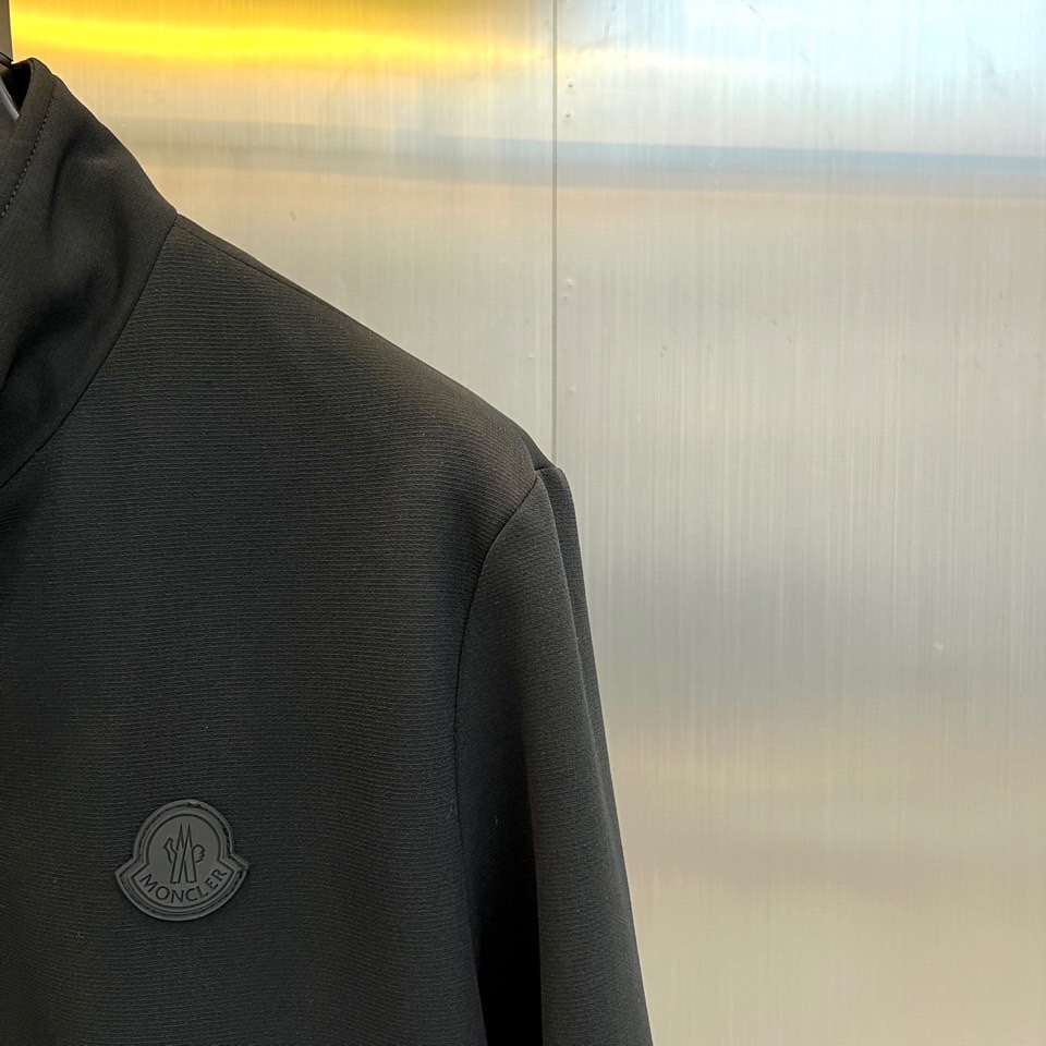 Mon蒙口、2025秋冬新品男士夹克，以简约轮廓重塑日常优雅。本品采用经典黑色面料，立领设计赋予颈部利落