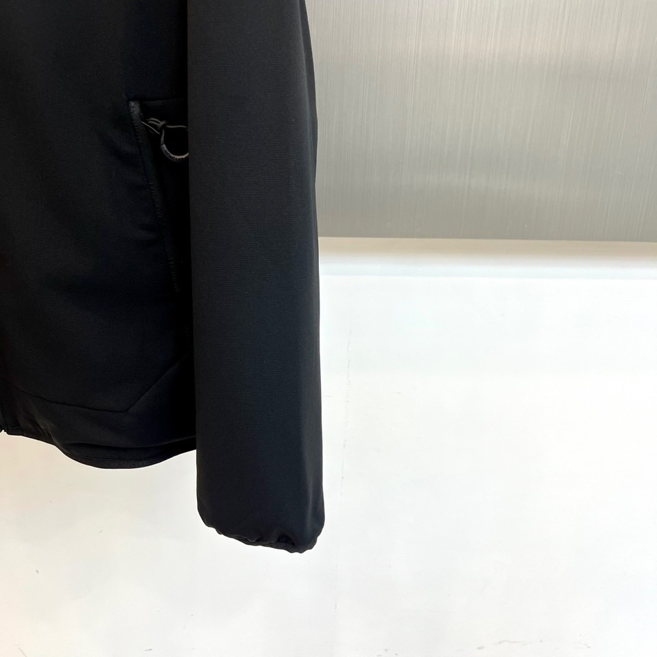 Mon蒙口、2025秋冬新款男士连帽外套，以极简设计诠释现代日常美学。本品采用质感出色的黑色面料，剪裁利