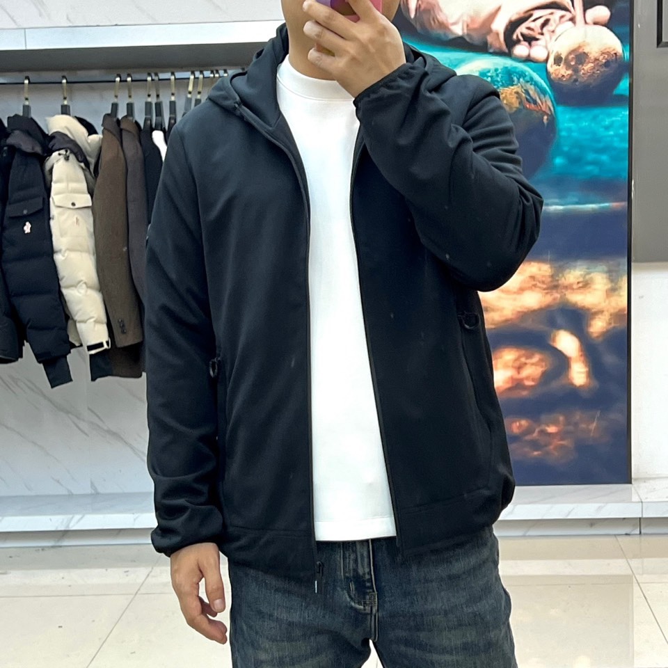 Mon蒙口、2025秋冬新款男士连帽外套，以极简设计诠释现代日常美学。本品采用质感出色的黑色面料，剪裁利