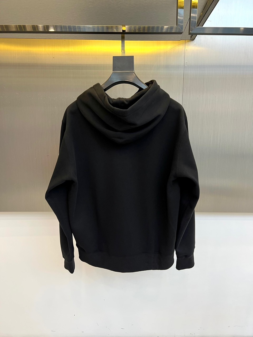 Mon蒙口、2025秋冬新品加绒连帽卫衣，款式采用经典连帽与宽松版型，胸前饰以醒目的黑色泼墨涂鸦“MON