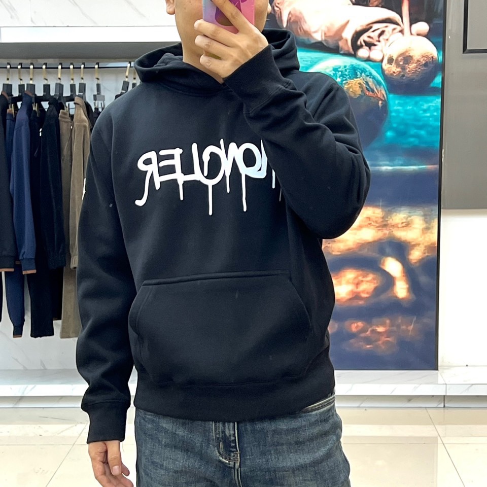 Mon蒙口、2025秋冬新品加绒连帽卫衣，款式采用经典连帽与宽松版型，胸前饰以醒目的黑色泼墨涂鸦“MON