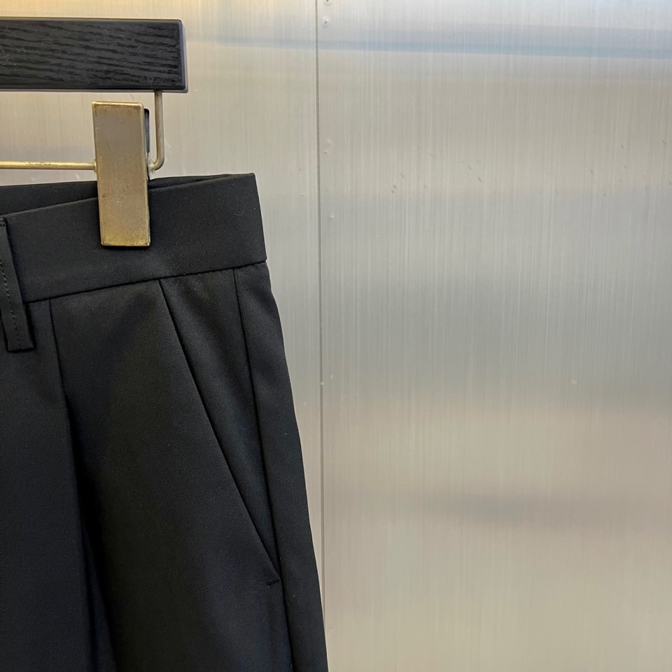 Fend芬迪、2025秋冬新品男士长裤系列，以深灰、藏蓝、经典黑等多重高级色系，重塑意式都市衣橱美学。该