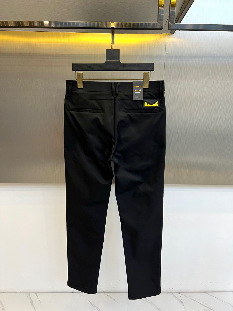 Fend芬迪、2025秋冬新品男士长裤系列，以深灰、藏蓝、经典黑等多重高级色系，重塑意式都市衣橱美学。该