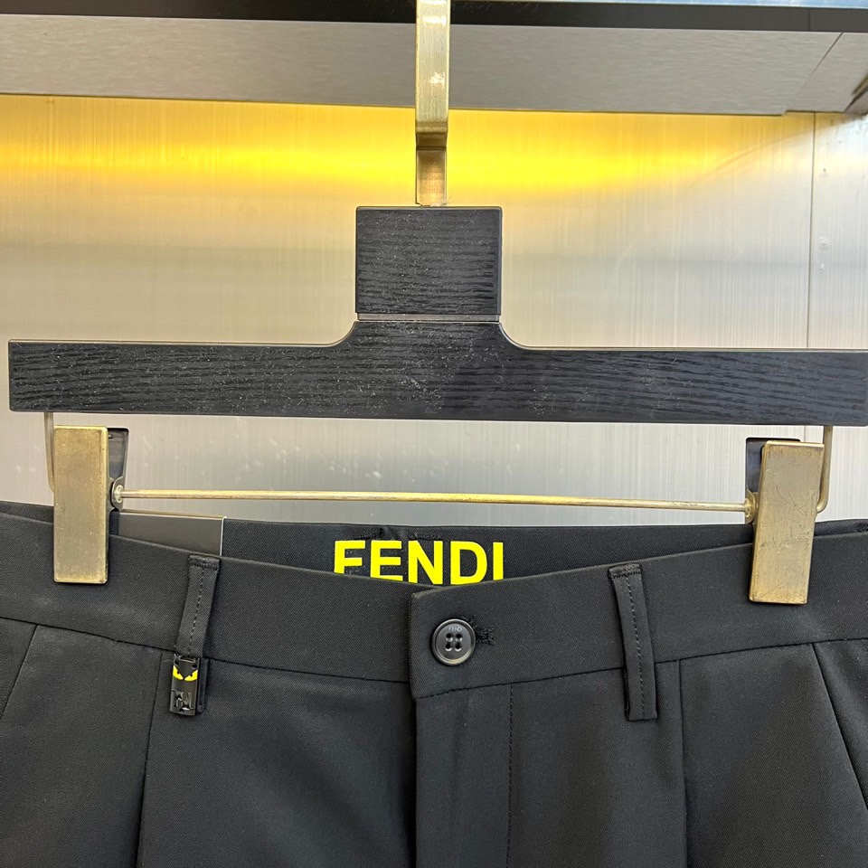 Fend芬迪、2025秋冬新品男士长裤系列，以深灰、藏蓝、经典黑等多重高级色系，重塑意式都市衣橱美学。该