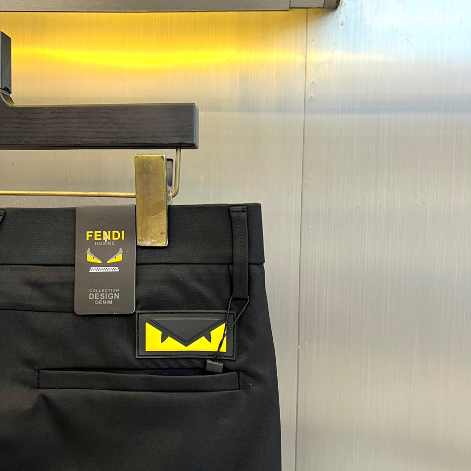 Fend芬迪、2025秋冬新品男士长裤系列，以深灰、藏蓝、经典黑等多重高级色系，重塑意式都市衣橱美学。该
