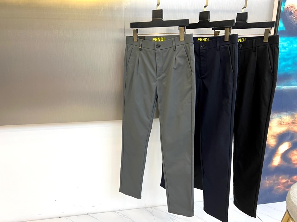 Fend芬迪、2025秋冬新品男士长裤系列，以深灰、藏蓝、经典黑等多重高级色系，重塑意式都市衣橱美学。该