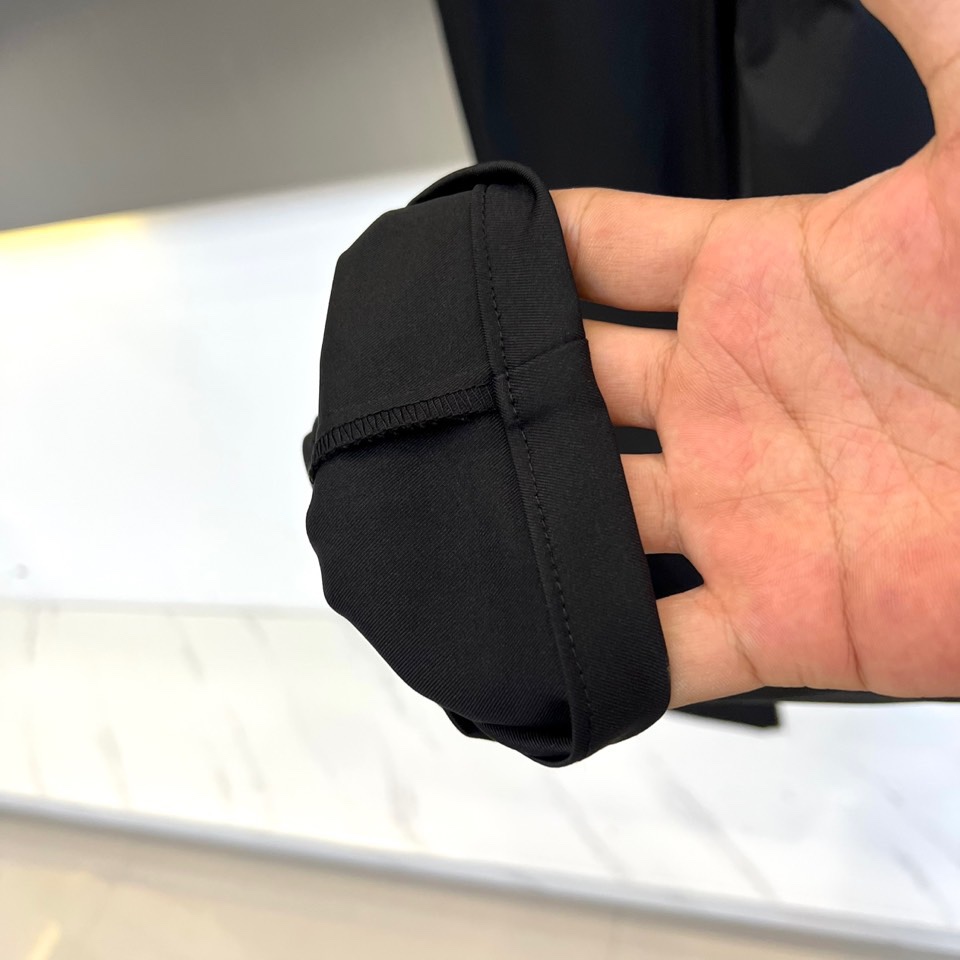 Fend芬迪、2025秋冬新品男士长裤系列，以深灰、藏蓝、经典黑等多重高级色系，重塑意式都市衣橱美学。该