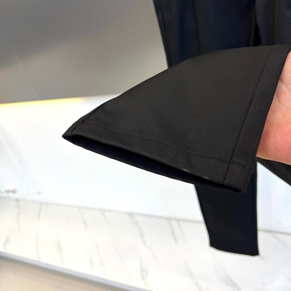 Fend芬迪、2025秋冬新品男士长裤系列，以深灰、藏蓝、经典黑等多重高级色系，重塑意式都市衣橱美学。该