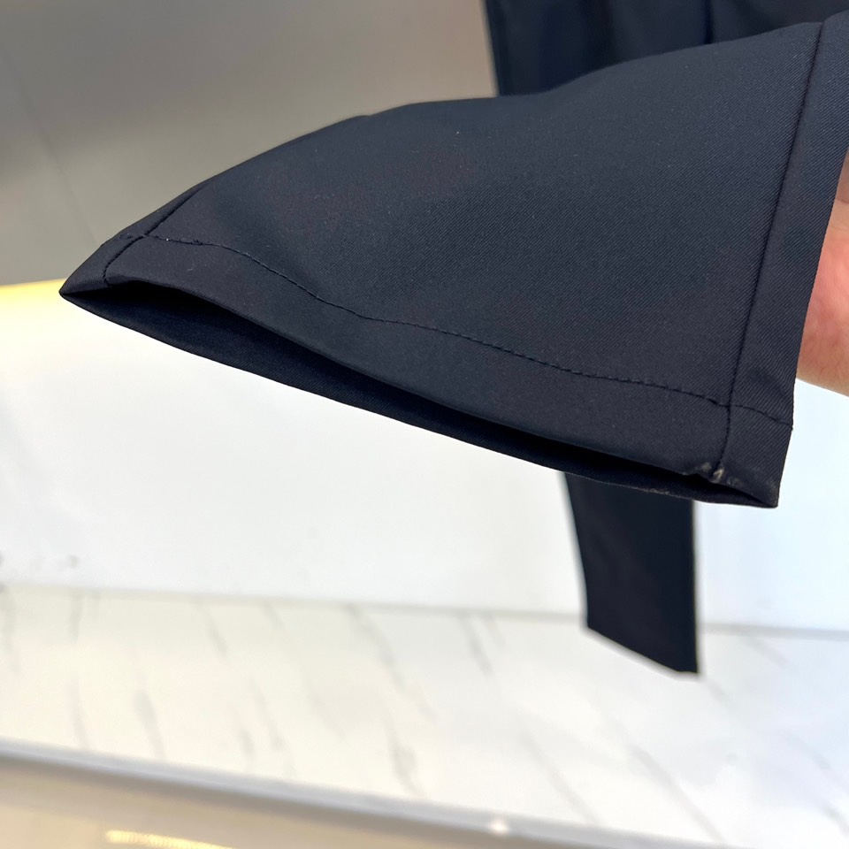 Fend芬迪、2025秋冬新品男士长裤系列，以深灰、藏蓝、经典黑等多重高级色系，重塑意式都市衣橱美学。该