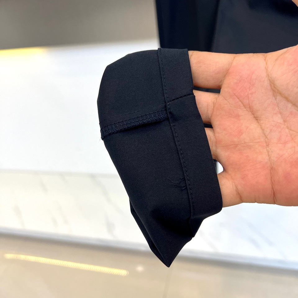 Fend芬迪、2025秋冬新品男士长裤系列，以深灰、藏蓝、经典黑等多重高级色系，重塑意式都市衣橱美学。该