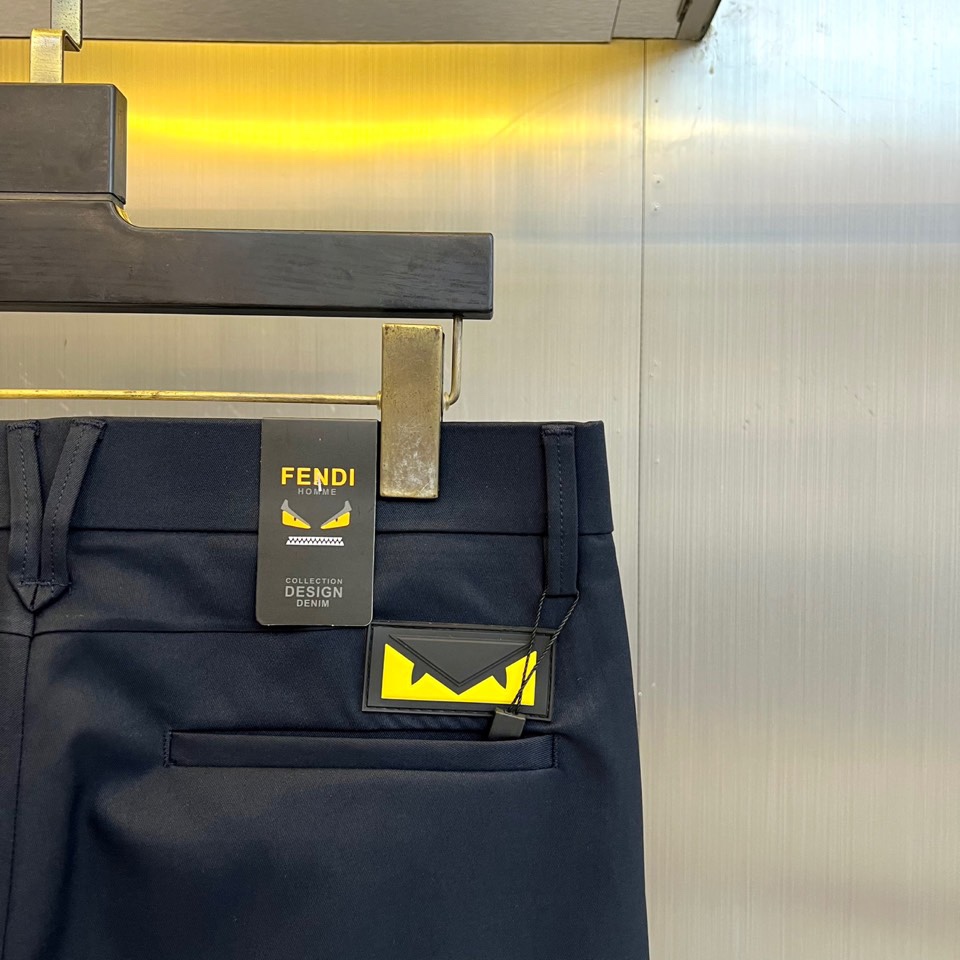 Fend芬迪、2025秋冬新品男士长裤系列，以深灰、藏蓝、经典黑等多重高级色系，重塑意式都市衣橱美学。该